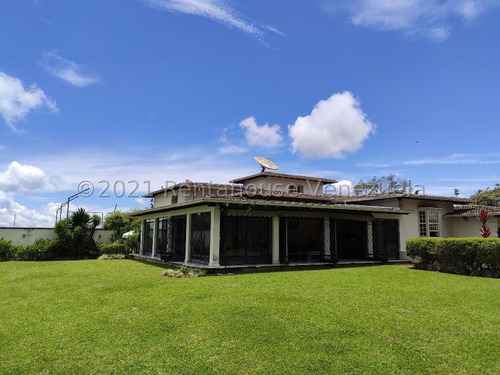 Hermosa Casa Estilo Clásico En Venta La Lagunita Country Club Caracas 22-16264