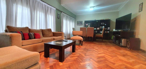 Chalet 6 Amb Amplio Con Dep De Serv, Fondo Y Quincho