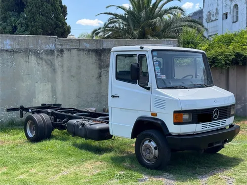 Mercedes Benz 710 Chasis C/cabina 2009