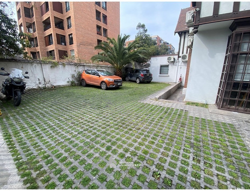 Amplias Oficinas Y Salas, Estacionamientos. Gran Ubicación