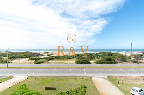 Imagen 12 de 28 de Apartamento De Tres Dormitorios En Suite En Alquiler Con Vista El Mar En Primera Lãnea Playa Brava
