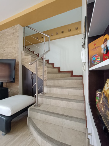 Leandro Araque Inzitu Realtors Vende Townhouse Amoblado En Residencias Mucubají Naguanagua Urb. Guayabal