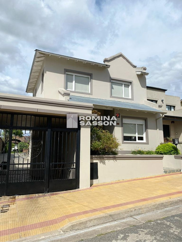 Casa Tradicional Con Gran Parque Quincho Y Piscina En Barrio Residencial Cerrito