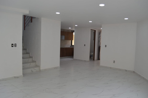 Imagen 3 de 12 de Hermosa Casa En Condominio De 3 Recamaras Y 4 Estacion.