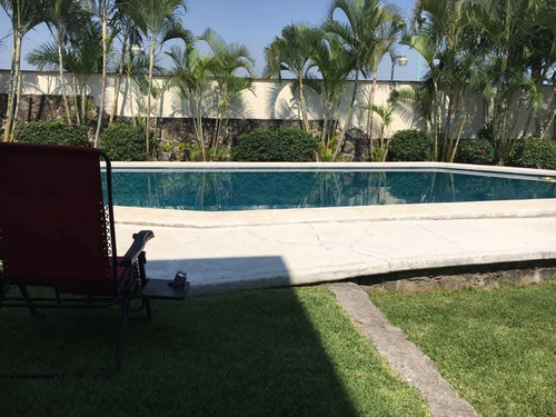 Se Renta Casa Amplia, Amueblada, En Condominio Con Alberca, 3 Recamaras, Jardin, Jacuzzi, Estacionamiento En Burgos, Cuernavaca. Urge.