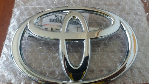 Emblema De Parrilla Frontal De Toyota Hilux 2.7 Original 