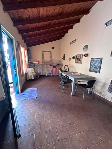 Casa En Venta De 4 Amb. Con Parque Y Quincho