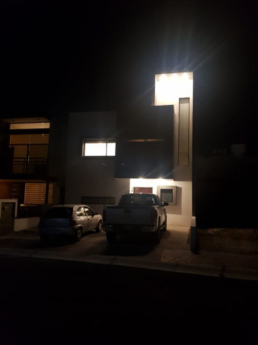 Casa En La Cima, 3 Recamaras Con Baño, Alberca, Jardín, Sala Tv, Roof Garden