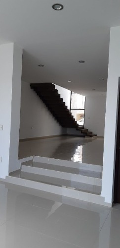 Imagen 4 de 22 de Preciosa Casa Con Alberca Propia En Cumbres Del Lago, Terraza, Jardín, 3 Recs..