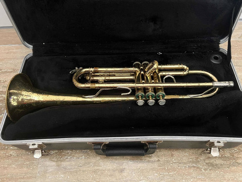 Imagen 2 de 5 de Trompeta Bach Tr300 Dorada Con Maleta