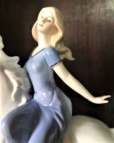 Imagem 7 de 12 de Estatua Mulher Cavalgando Porcelana 30cm