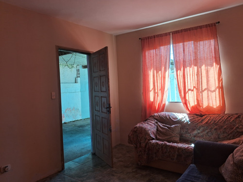 Casa Com 2 Dormitórios E Quintal Grande Na Praia