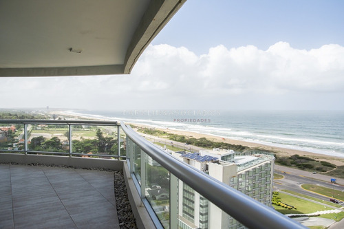 A Pasos Del Mar! Departamento En Venta, Piso Alto. Punta Del Este