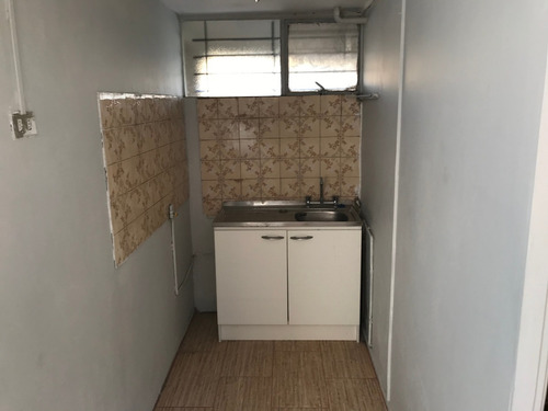 Deopartamento En Segundo Piso, Muy Central, Locomoción.