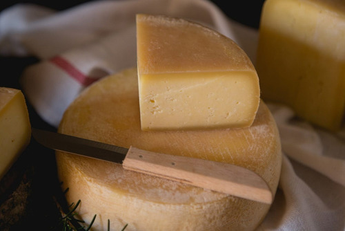 Queijo Minas Canastra Meia Cura 1,1 Kg - Artesanal