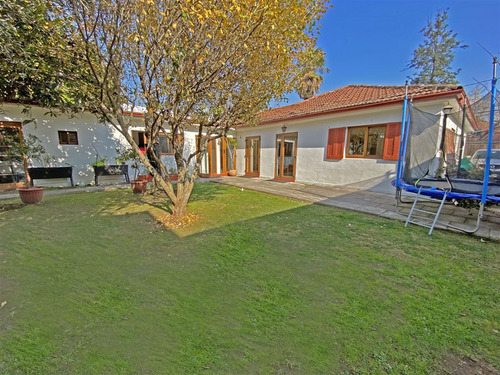 Casa En Venta De 3d, Gran Jardín Y Piscina En Providencia