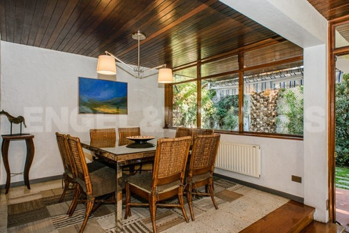 Casa Con Amplios Espacios Y Excelente Iluminación