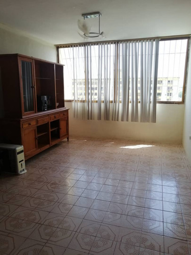 En Alquiler. Apartamento Semiamoblado, Piso 11, Conj. Resid. La Churuata, Alta Vista #al