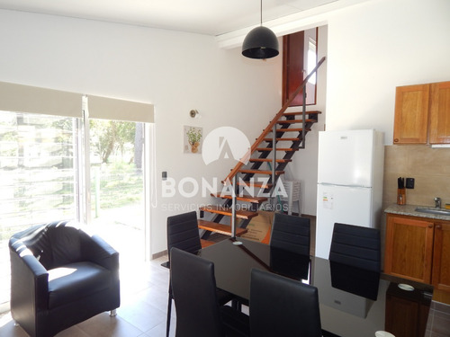 Casa En Alquiler, Piriápolis. 4 Cuadras De La Playa Y Rambla. 2 Dormitorios 2 Baños. Gran Parrillero Techado. Wifi, Aire Acondicionado, Alarma Tv Cable