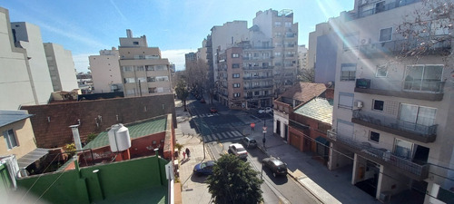 Imagen 10 de 25 de Muy Luminoso. 4º Al Frente. Muy Buen Estado. Balcon Con Deck. Hall. Living Comedor 5,5x3,1. Cocina Aparte Al Frente Con Lavadero Incorporado. Amplio Dormitorio Con 2 Placards