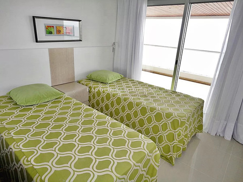 Apartamento En Venta De 3 Dormitorios Con Vista Al Mar En Icon Tower, Punta Del Este