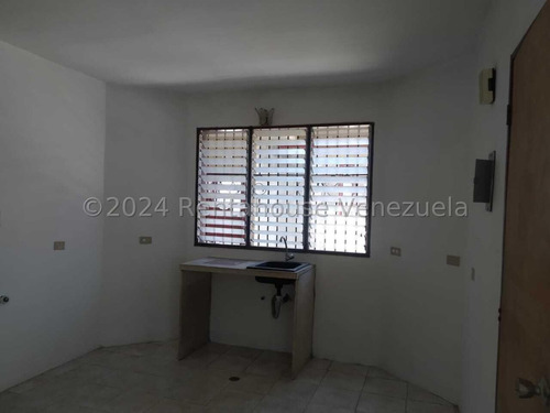 Townhouse En Turmero Hermoso Frente De Piedras Decorativas, Amplia Sala Comedor 24-28979 Irrr