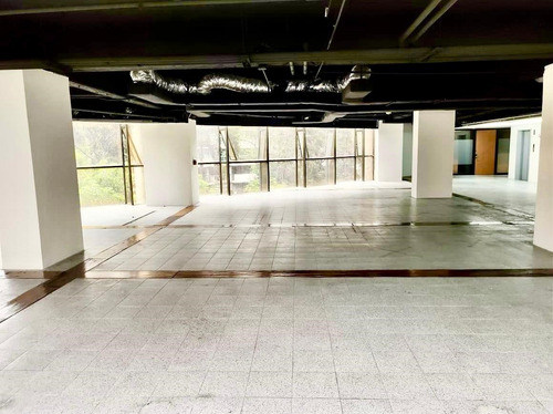 Polanco, 708m2, Amplios Espacios Abiertos, Muy Iluminada, Sala De Juntas, 3 Privados, 6 Estacionamientos, Vigilancia 24 Horas, 3 Elevadores. Excelente Ubicación. El Precio Es Más El Mantenimiento