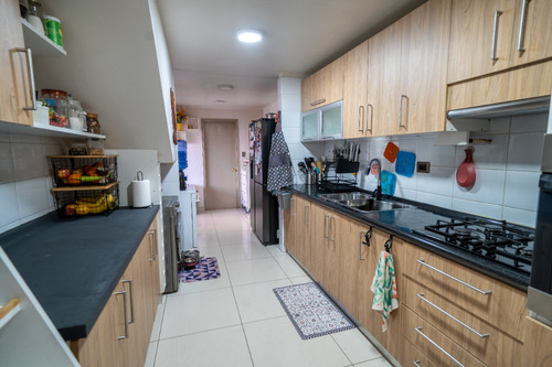 Casa Remodelada De Tres Pisos Y 4 Dormitorios En Condominio