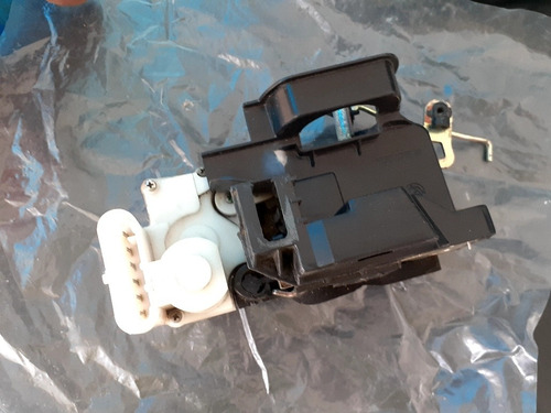 Imagen 2 de 2 de Cerradura Electrica Derecha Trasera De Puerta De Fiat Siena