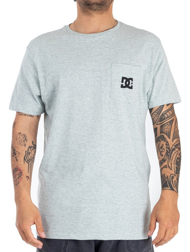 Remera Manga Corta Dc Little Logo Htr Hombre Pocket