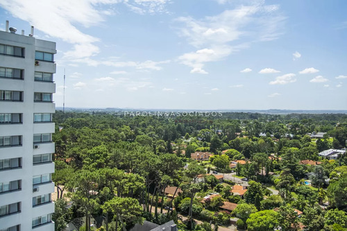 Hermoso Apartamento En Venta En Torre Bellagio, Punta Del Este.