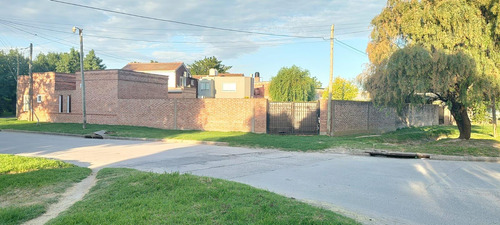 Casa En Venta - 3 Dormitorios 2 Baños - Cocheras - 442mts2 - Coronel Brandsen