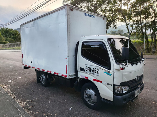 Hino Dutro 300