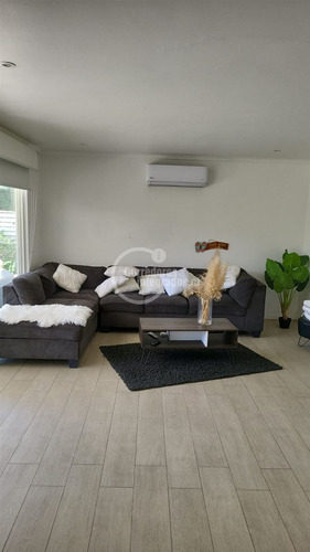 Casa En Venta De 5 Dorm. En Colina