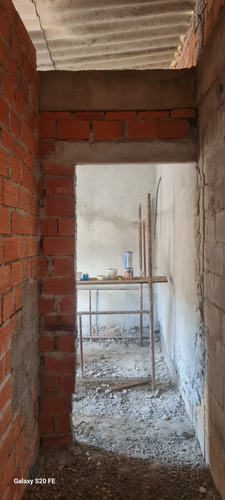 Casa Com 3 Quartos , Sala , Cozinha E Estrutura.