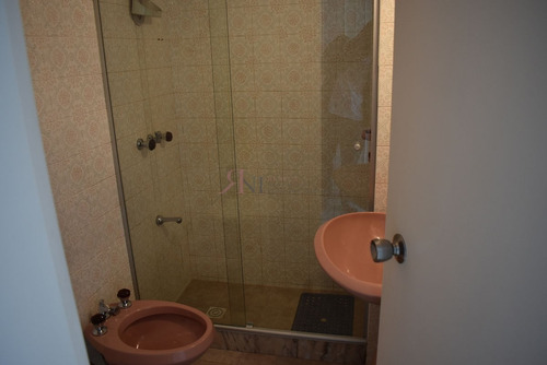 Cerca De La Zona Del Puerto Con Amplio Living Comedor- Ref: 5707