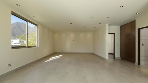 Residencia Con Acabados De Lujo En Dos Encinos, En El Uro Zona Carretera Nacional Con 4ta Recámara En Planta Baja, Frente A Área Verde, Lista Para Estrenar!!