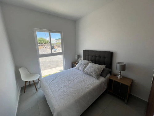 Casa De Una Planta En Zona Desarrollo San Pablo, Paseo De Creta, Muy Bonita!