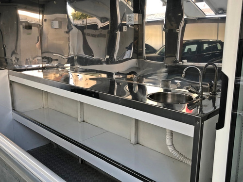 Food Truck Isidoc Equipado