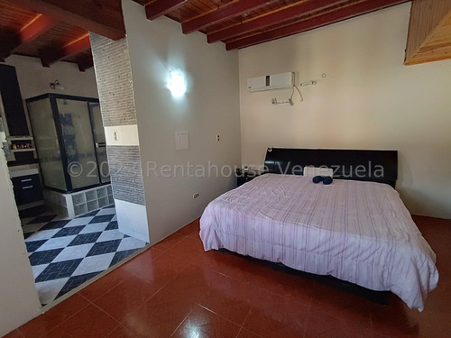 Amplio Townhouse En Venta Ubicado En La Morita Ii Urb Villa Don Víctor Db 24-8697