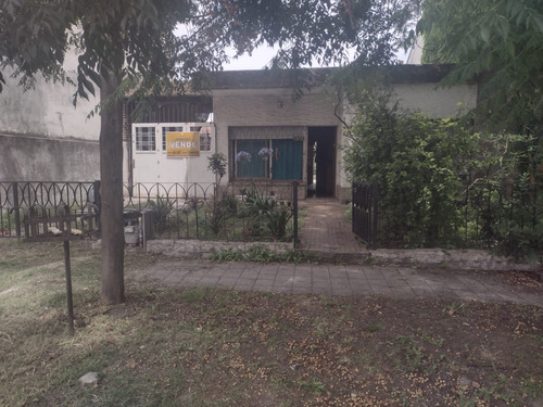 Casa Con Escritura En Berazategui A 10 Cuadras Del Centro