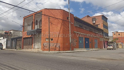 Raiza Suarez Vende Casa Comercial De Dos Niveles En Centro De Barquisimeto, 5 Locales Con Baño, Salon Para Deposito, Area De Lavanderia, Balcon, Queda Con 4 Tanques, .. 2 4 1 3 2 8 9..