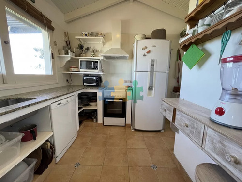 Venta De Casa Amplia De Construcción Sólida Sobre Primera Fila De Mar En La Juanita, José Ignacio - Ref : Eqp5565