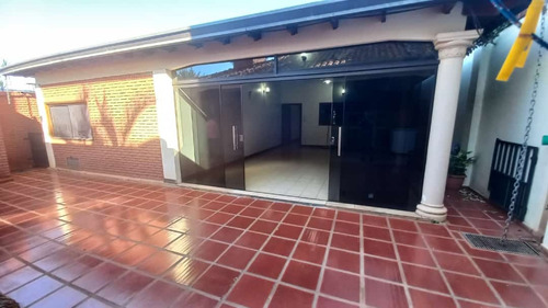 Vendo Casa A Una Cuadra De La Avda. Irrazábal, Centro: 4 Habitaciones Y 4 Baños.