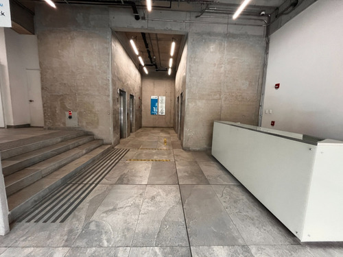 Planta Libre En Nuevo Strip Center, Metro Hospitales