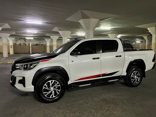 Imagen 3 de 18 de Toyota Hilux 4.0 V6 Gazoo Racing