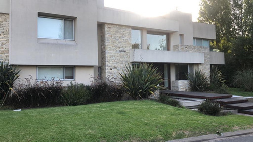 Imagen 1 de 17 de Casa Venta 5 Amb. Parque Y Pileta B Cerrado Casco Leloir