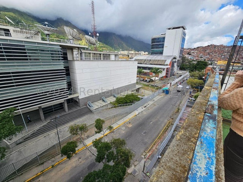 Edificio Ideal Para Funcionamiento De Clínica Y Oficinas En El Este De La Ciudad, En La Urbina. Ch.