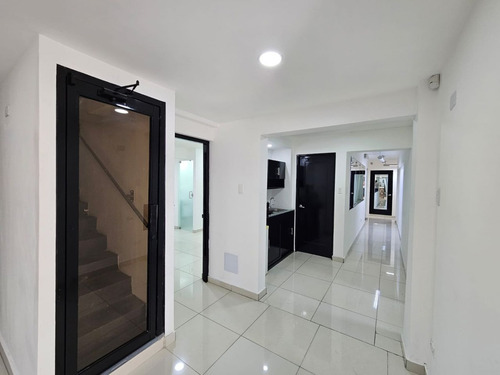 Local Comercial Con 5 Espacios Para Oficina En Naco, Santo Domingo, Con Aire Y Cocina, 1er Nivel