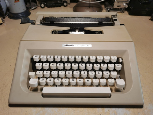 Maquina De Escribir Portátil Olivetti Lettera 25 Gris 